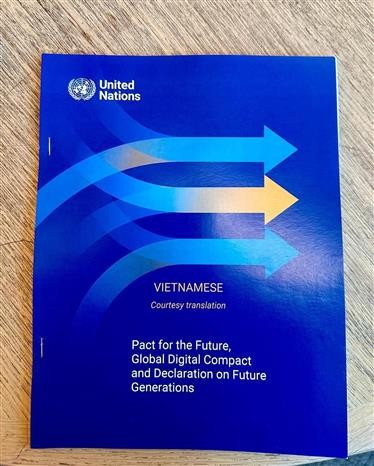 越文版的《未来契约》。图自越通社 vna-potal-thuc-day-da-ngon-ngu-trong-hoat-dong-cua-lien-hop-quoc-8157565.jpg