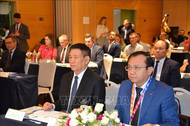 越南政府副总理胡德福出席越南与西班牙塞维利亚地区企业家座谈会。图自越通社 seville-020725.jpg
