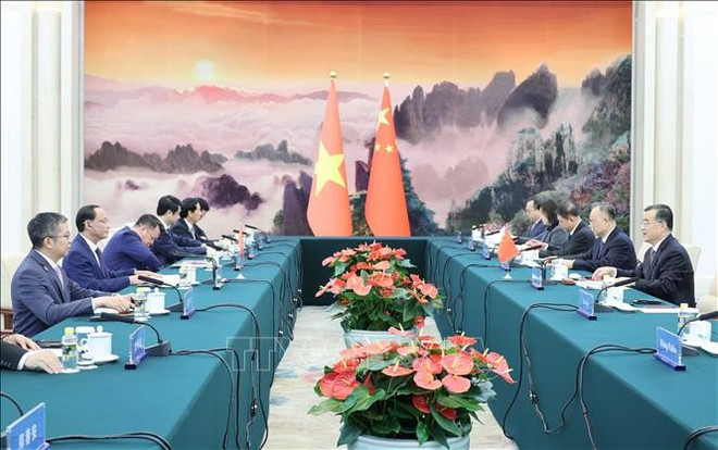 越共中央委员、国会副主席、越中友好议员小组主席陈光方上将在中国首都北京与中共中央委员、全国人大常委会副委员长张庆伟举行会谈。图自越通社 viet-trung.jpg
