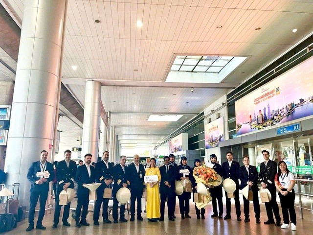 胡志明市迎接乘坐首班伊朗飞往越南包机的游客。图自越通社 iran2.jpg