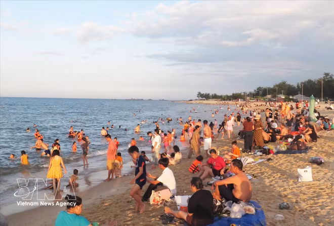 vnanet-potal-bai-bien-thuan-an-hue-thu-hut-nhieu-du-khach-81492698-16-37-21.jpg