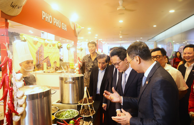 vna-potal-pho-viet-su-gia-van-hoa-gan-ket-viet-nam-singapore-8347730.jpg