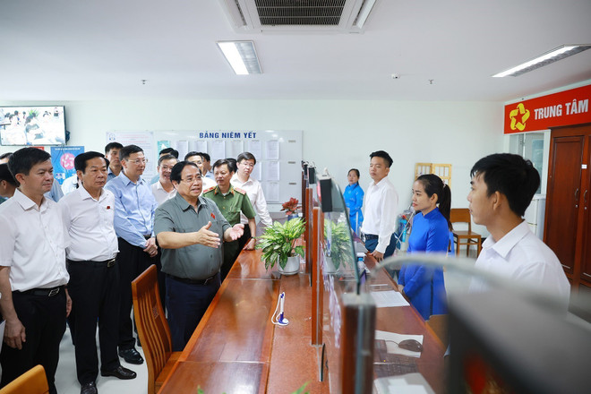 范明政总理对兴富坊公共行政中心行政手续办理情况进行检查。图自越通社 vna-potal-thu-tuong-kiem-tra-hoat-dong-trung-tam-phuc-vu-hanh-chinh-cong-o-can-tho-8348062.jpg