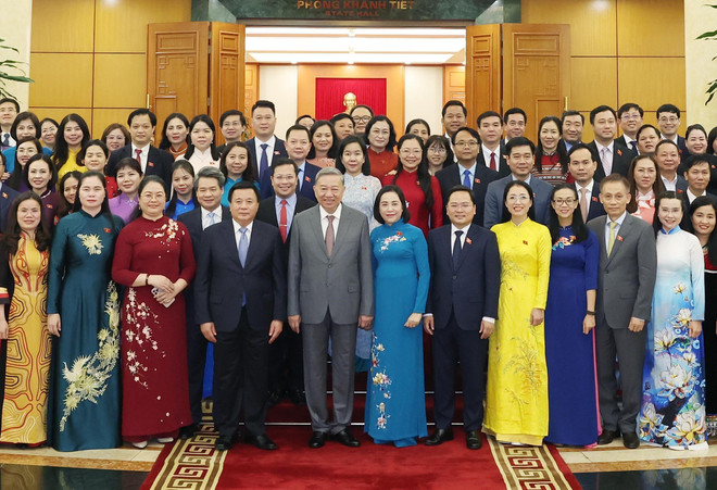 苏林总书记和第十五届国会青年代表小组代表合影。图自越通社 vna-potal-tong-bi-thu-to-lam-gap-mat-nhom-dai-bieu-quoc-hoi-tre-dang-tham-du-ky-hop-thu-9-quoc-hoi-khoa-xv-8111081.jpg