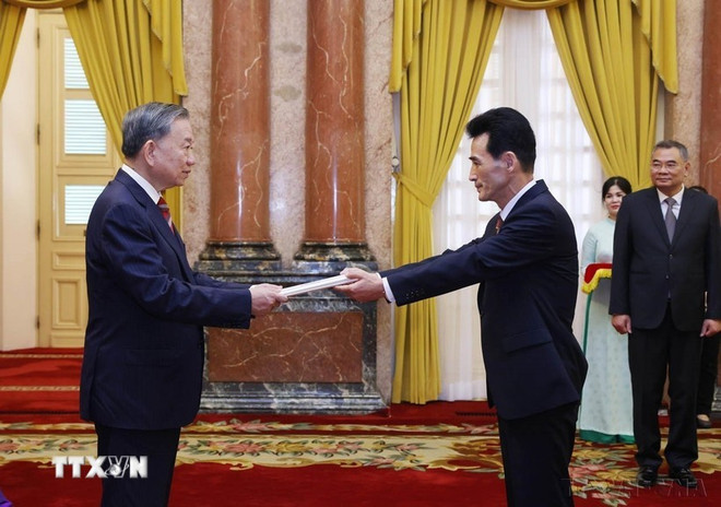 越共中央总书记、国家主席苏林会见朝鲜大使李成国(Ri Sung Guk)。图自越通社 to-lam-trieu-tien.jpg