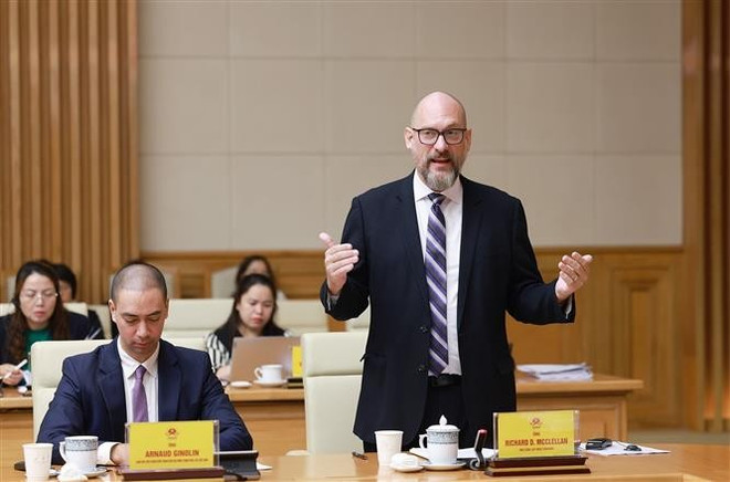 RMAC咨询公司创始人兼首席执行官理查德·迪恩·麦克莱伦发表讲话。图自越通社 vna-potal-thu-tuong-chu-tri-hoi-nghi-tham-van-ve-thanh-lap-trung-tam-tai-chinh-quoc-te-tai-viet-nam-8379583.jpg