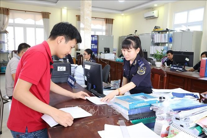 盏盘工业区海关分局干部支持人们办理通关手续。图自越通社 hai-quan.jpg