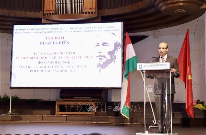 越南驻匈牙利大使裴黎泰发表讲话。图自越通社 hungary4-190525.jpg
