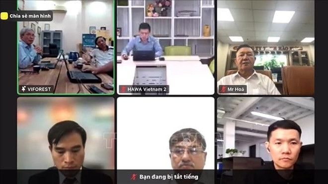 越南木材与林木制品协会(VIFOREST)副主席兼秘书长吴士怀发表讲话。图自越通社 wood.jpg