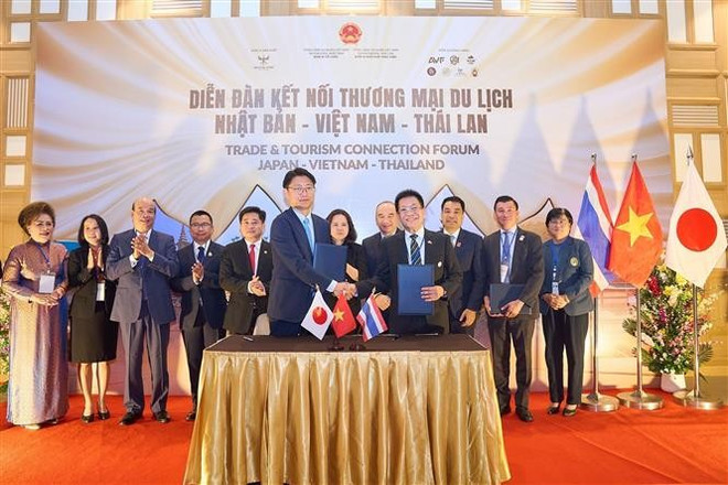 签字仪式现场。图自越通社 vna-potal-dien-dan-ket-noi-thuong-mai-va-du-lich-nhat-ban-thai-lan-viet-nam-7915004.jpg