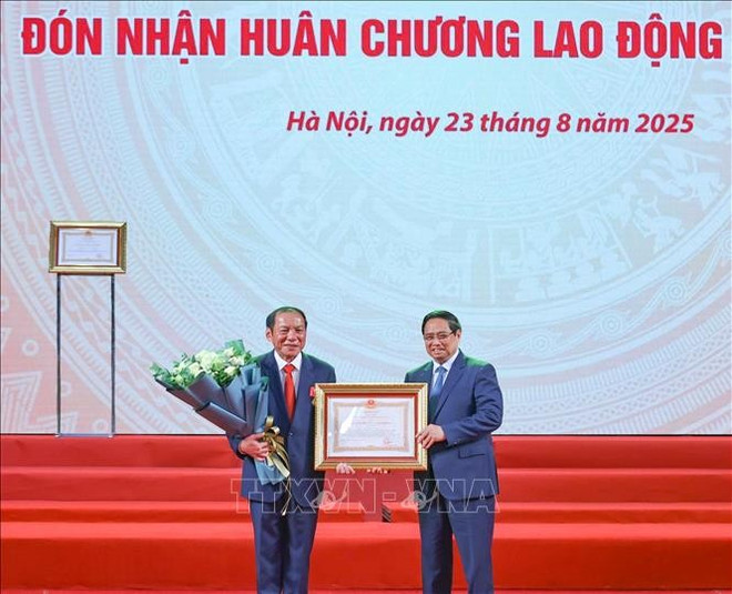 范明政总理向文化体育与旅游部部长阮文雄授予一级劳动勋章。图自越通社 uuid5aa18b8a-98b2-42ee-ab00-1535715adfc1code001library1type1mode1loctruecaptrue.jpg