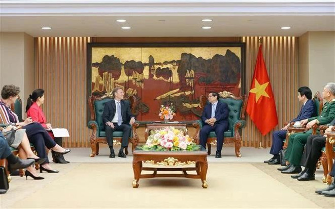 越南政府总理范明政会见了正在对越南进行工作访问的全球领先飞机制造集团——空中客车国际执行副总裁范沃施。图自越通社 vna-potal-thu-tuong-tiep-pho-chu-tich-dieu-hanh-toan-cau-tap-doan-airbus-7913737.jpg