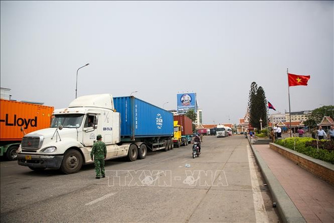 加强国际贸易潜力巨大的西南边境地区生产、贸易和物流对接被视为拓展市场,为企业注入新动力的战略方向。图自越通社 hoat-dong-giao-thuong-nhon-nhip-tren-tuyen-bien-gioi-viet-nam-campuchia-gop-phan-huong-toi-muc-tieu-kim-ngach-20-ty-usd-anh-ttxvn.jpg
