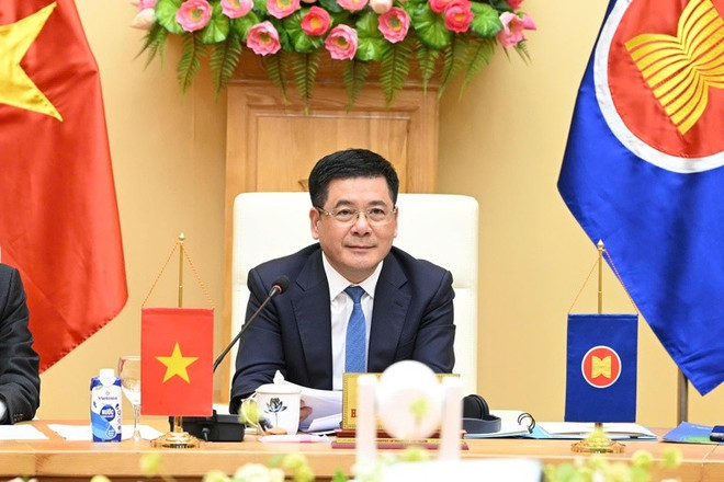 越南工贸部部长阮鸿延率团出席。图自baochinhphu.vn z658333385019271052bda32acb2100b17e6a984184e2a-174676095679316024125.jpg