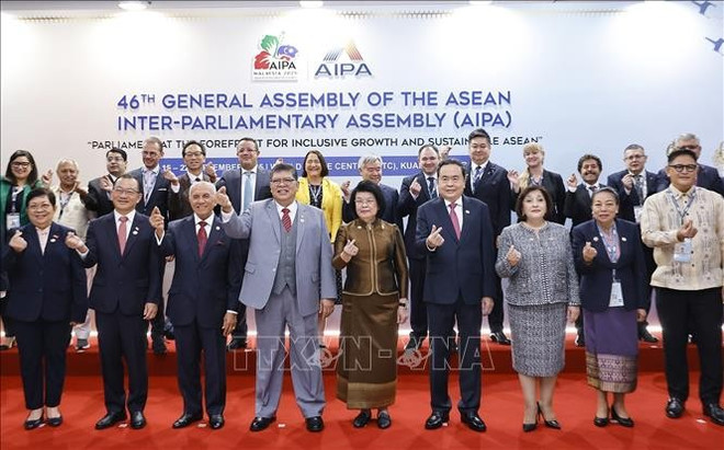 国会主席陈青敏与AIPA各成员议会代表团团长合影。图自越通社 aipa2.jpg