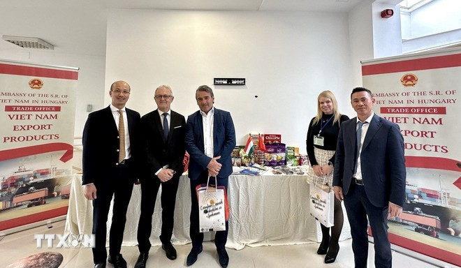 越南驻匈牙利大使裴黎泰和与会代表合影。图自越通社 hoi-thao-viet-nam-hungary2.jpg