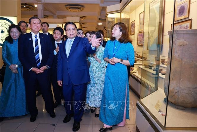 越南政府总理范明政夫妇与日本首相夫妇参观越南国家历史博物馆。图自越通社 thu-tuong-pham-minh-chinh-2942025a2.jpg