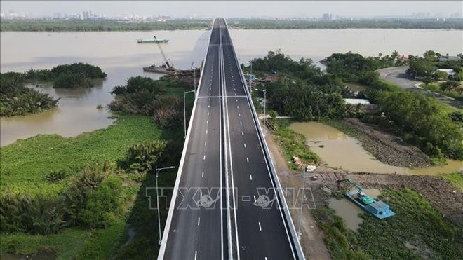 位于胡志明市三环路的仁泽桥于8月19日正式通车,为同奈省与胡志明市之间的便捷连接奠定基础。图自越通社 dong-nai-20925.jpg