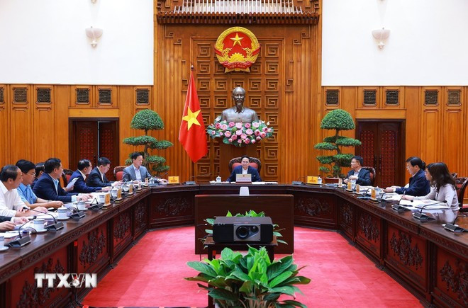 政府总理范明政在政府总部主持召开了政府常务委员会与坚江省委常委会和有关部门会议。图自越通社