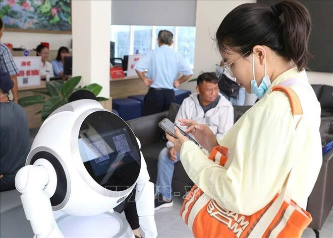 行政机器人可以帮助人们轻松便捷地查找行政手续。图自越通社 hai-cap-13825b.jpg