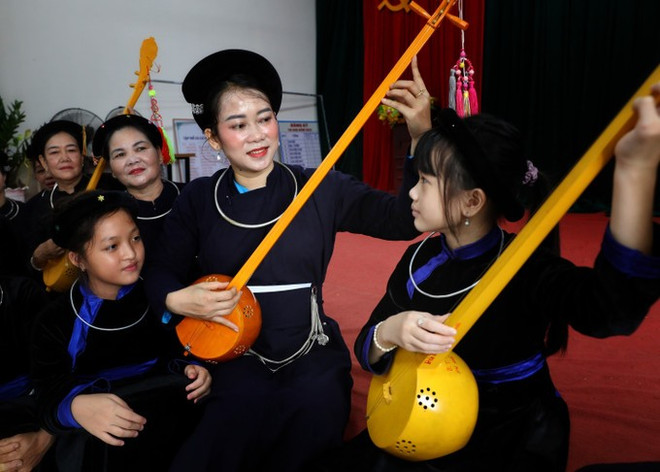 数十个天曲、天琴培训班相继开设,吸引近200名学员。图自越通社 truyen-day-hat-then-dan-tinh-cho-cac-em-nho-tai-cau-lac-bo-hat-then-dan-tinh-xa-luc-ngan-bac-ninh-anh-ttxvn.jpg