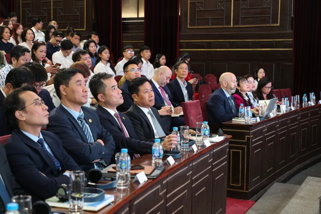此次座谈会吸引诸多经济专家的出席。图自Vietnam+ vnu-giam-doc-dhqghn-le-quan-tham-gia-tai-buoi-toa-dam-5.jpg