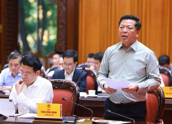 越南建设部部长陈鸿明汇报重点铁路项目实施情况。图自越通社 vna-potal-thu-tuong-chu-tri-hop-ve-tinh-hinh-trien-khai-cac-tuyen-duong-sat-trong-diem-quoc-gia-8043937.jpg