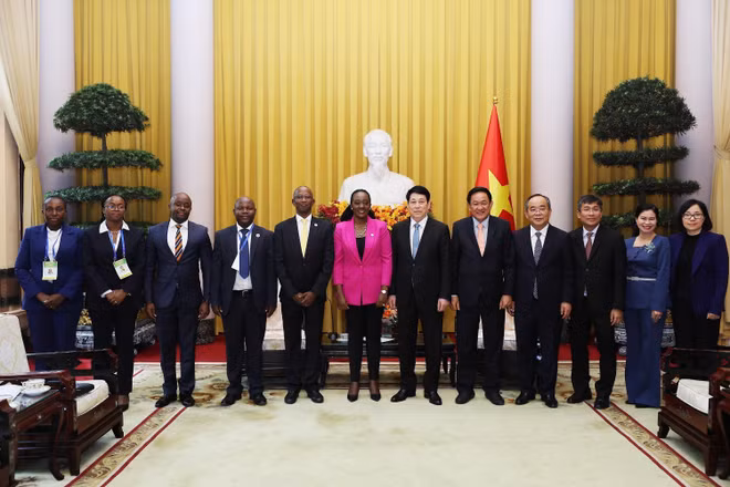 vna-potal-chu-tich-nuoc-luong-cuong-tiep-bo-truong-bo-quoc-phong-kenya-7977811.jpg