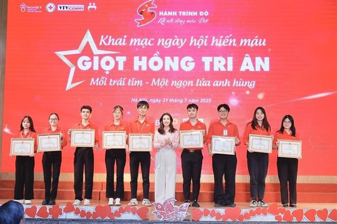 组委会向典范个人和组织颁发奖状。图自越通社 vna-potal-khai-mac-ngay-hoi-hien-mau-giot-hong-tri-an-lan-thu-15-8162175.jpg