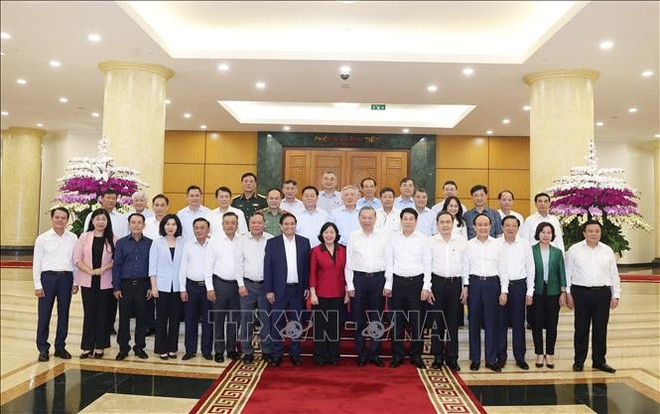 越共中央总书记苏林与河内代表合影。图自越通社 ha-noi.jpg