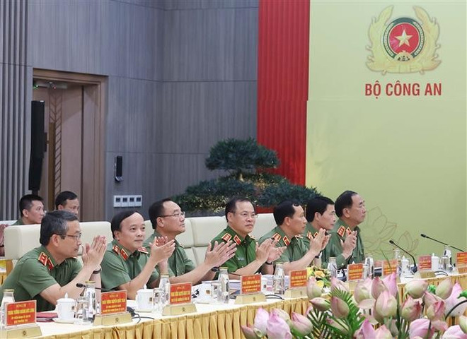 与会代表。图自越通社 vna-potal-hoi-nghi-dang-uy-cong-an-trung-uong-6-thang-dau-nam-2025-8101774.jpg