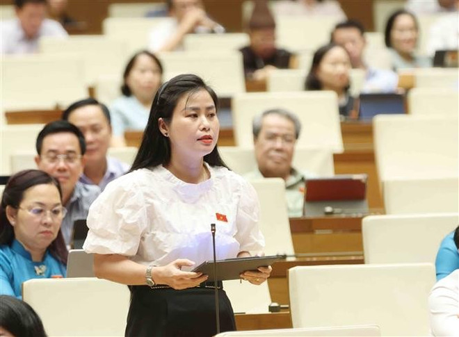 广南省国会代表邓氏保贞发表讲话。图自越通社 vna-potal-quoc-hoi-chat-van-linh-vuc-giao-duc-va-dao-tao-8101283.jpg