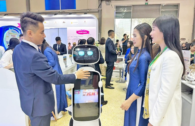 2024年河内国际旅游博览会介绍服务于旅游业的机器人。图自nhandan.vn cho-dl.jpg