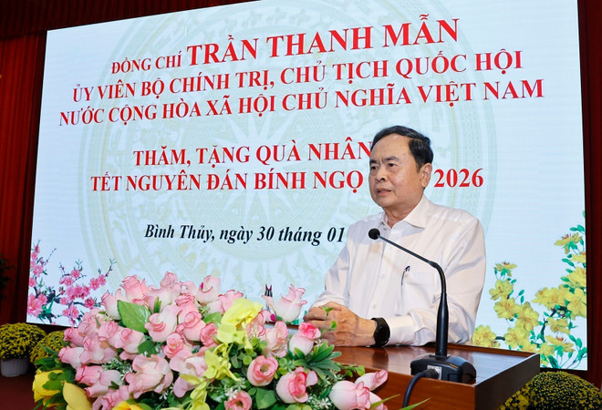 vna-potal-chu-tich-quoc-hoi-tham-chuc-tet-va-tang-qua-cho-cac-gia-dinh-chinh-sach-tai-thanh-pho-can-tho-8563533.jpg