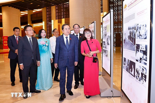 越南国会主席陈清敏参观关于国会监督工作的图片展。图自越通社 06-08-2025dcttman-03.png