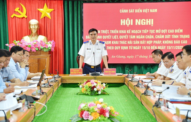 越南海警司令部法律副司令武忠坚少将发表讲话。图自越通社 vna-potal-an-giang-canh-sat-bien-viet-nam-quyet-liet-ngan-chan-de-cham-dut-tau-ca-vi-pham-khai-thac-iuu-8345569.jpg