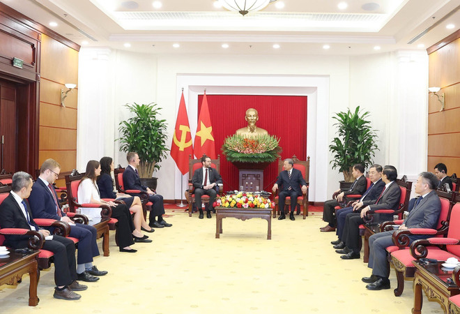 越共中央总书记苏林在党中央总部会见了英国驻越南大使伊恩·弗鲁。图自越通社 vna-potal-tong-bi-thu-to-lam-tiep-dai-su-anh-va-bac-ireland-8345773.jpg