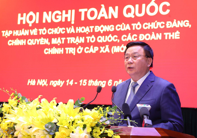 胡志明国家政治学院院长阮春胜发表讲话。图自越通社 vna-potal-tap-huan-hoat-dong-cua-mttq-va-doan-the-chinh-tri-cap-xa-moi-8091594.jpg
