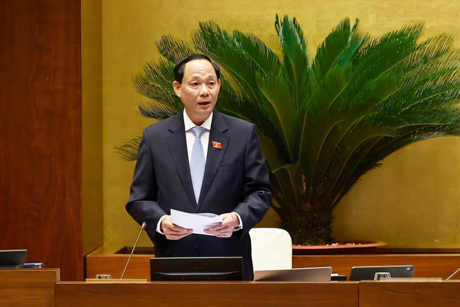 国会副主席陈光方发表讲话。图自越通社 vna-potal-quoc-hoi-bieu-quyet-thong-qua-6-luat-va-thao-luan-11-luat-lien-quan-den-linh-vuc-quoc-phong-8091633.jpg