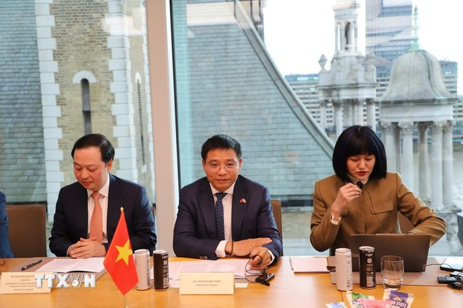 越南财政部长阮文胜会见了摩根大通银行亚太区公共机构与政府客户部执行总监卡尔·耶(Karl Yeh)。图自越通社 bo-tai-chinh-ky-bien-ban-hop-tac-voi-jp-morgan-4.jpg