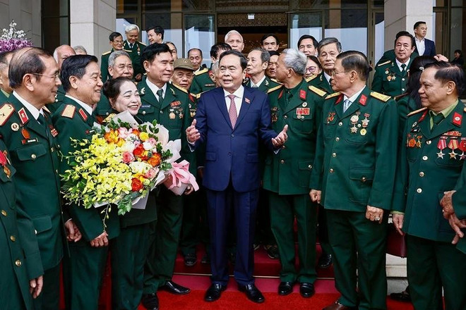 vna-potal-chu-tich-quoc-hoi-gap-mat-doan-dai-bieu-nguoi-co-cong-trung-doan-271-quan-khu-tri-thien-7784387.jpg