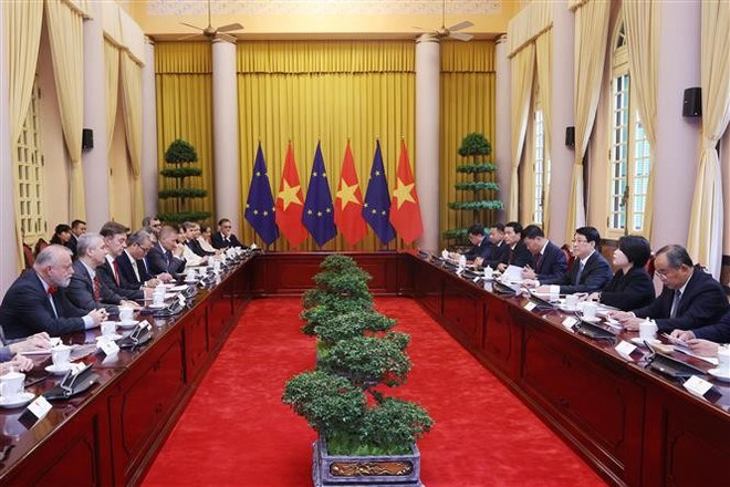 梁强主席会见欧盟及成员国驻越大使。图自越通社 vna-potal-chu-tich-nuoc-tiep-dai-su-cac-nuoc-thanh-vien-lien-minh-chau-au-tai-viet-nam-8080904.jpg