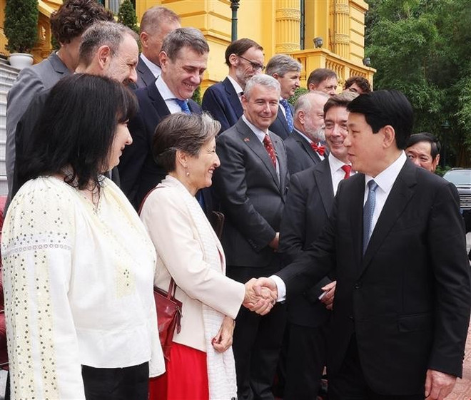 梁强主席会见欧盟及成员国驻越大使。图自越通社 vna-potal-chu-tich-nuoc-tiep-dai-su-cac-nuoc-thanh-vien-lien-minh-chau-au-tai-viet-nam-8080980.jpg
