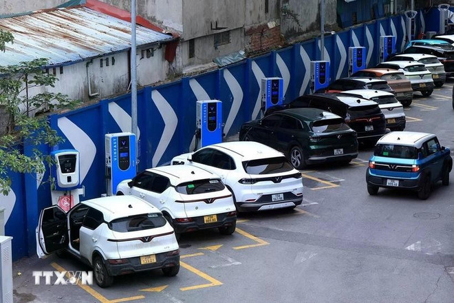 河内市栋多郡范玉石街电动汽车充电站。图自越通社 oto-dien.jpg