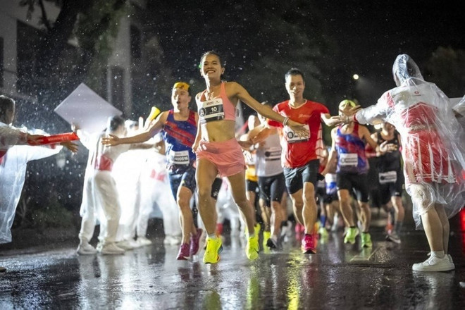 运动员们积极参加 2024 年 Techcombank国际马拉松赛。图自组委会 16-marathon-tech2.jpg