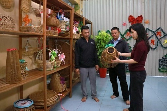 荣巴(Vinh Ba)竹编村产品展示区。图自越通社 phu-yen-lang-nghe.jpg