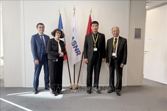 越南建设部副部长范明霞和法国核安全与辐射防护局代表合影。图自越通社 hat-nhan.jpg