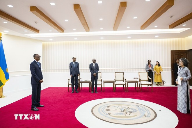 越南社会主义共和国驻坦桑尼亚联合共和国兼驻卢旺达共和国特命全权大使武清玄在位于首都基加利的卢旺达共和国总统府向卢旺达总统保罗·卡加梅(Paul Kagame)递交国书。图自越通社 dai-su-vu-thanh-huyen-rwanda-3.jpg