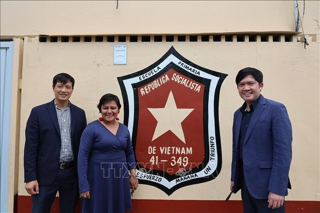 越南社会主义共和国小学校长马里索尔·诺拉斯科·纳赫拉和越南驻墨西哥大使馆代表合影。图自越通社 truong-cong-hoa-xa-hoi-chu-nghia-viet-nam-a.jpg