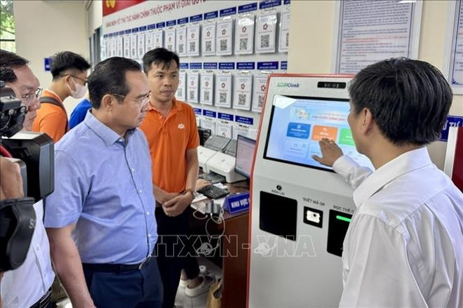 胡志明市人民委员会主席阮文得考察巴地坊两级地方政府运行情况。图自越通社 tphcm-1.jpg